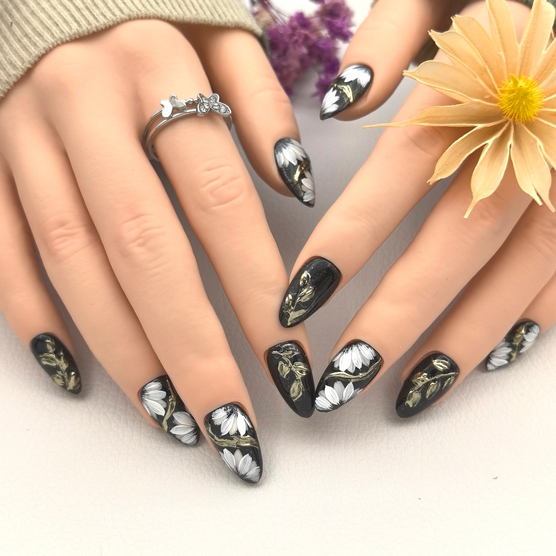 [Golden Vine Snow Lotus] Handmade Premium Press-on Nails