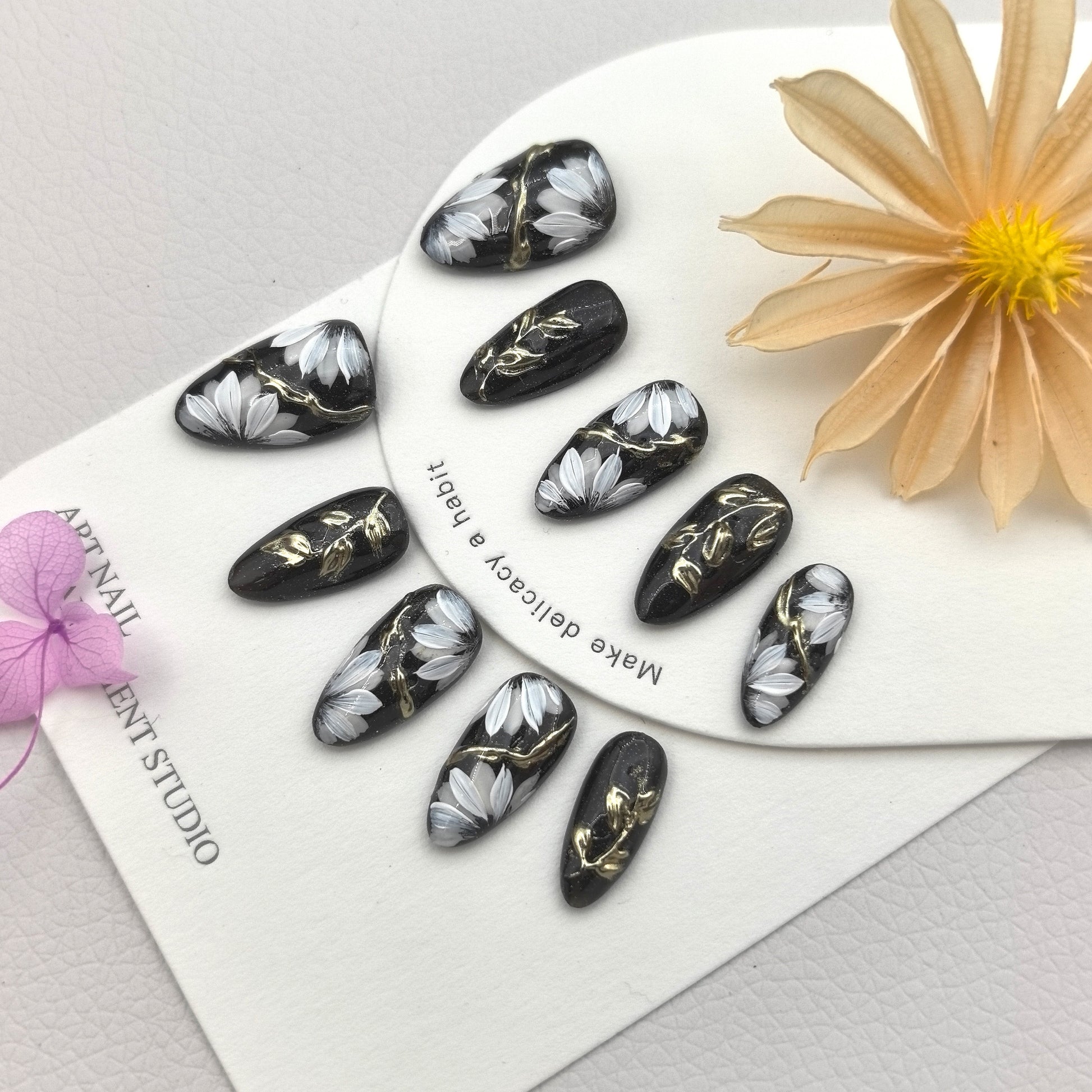 [Golden Vine Snow Lotus] Handmade Premium Press-on Nails